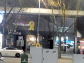 El cas del client expulsat per dur un llaç groc